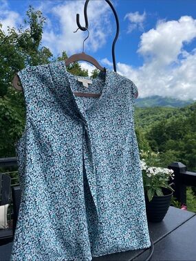 Appleseed's Turquoise Floral Sleeveless Button-Front Top